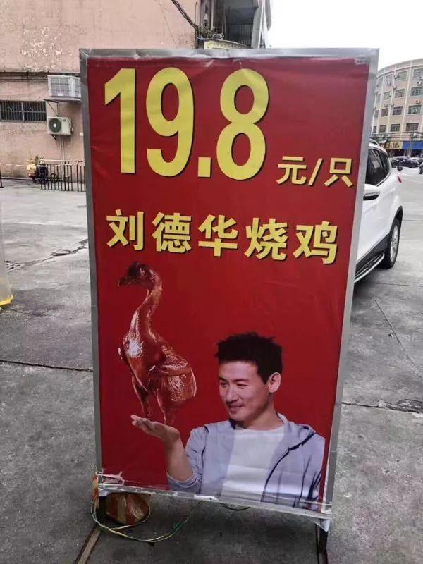 “姑娘你有礼貌吗?在火车上做这个动作,不尴尬吗?”哈哈哈 “姑娘你有礼貌吗?在火车上做这个动作,不尴尬吗?”哈哈哈