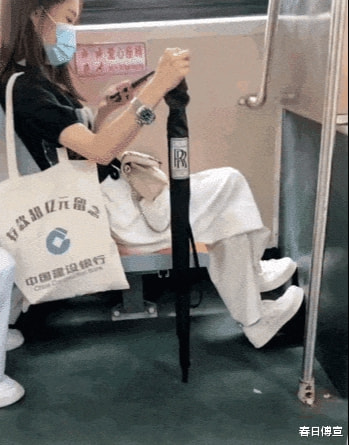 本想上去搭讪,兄弟告诉我她手上拿的是我30年的工资,我懵了! 本想上去搭讪,兄弟告诉我她手上拿的是我30年的工资,我懵了!