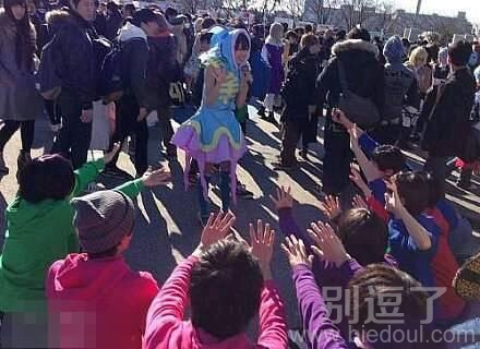 看来妹子很受欢迎啊