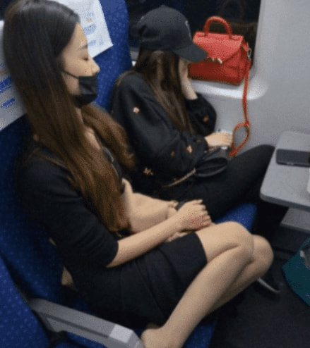 “给别人指路发烟给我,还好我不会抽烟,这是啥?” “给别人指路发烟给我,还好我不会抽烟,这是啥?”