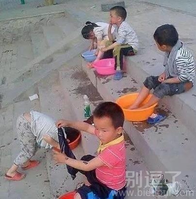 熊孩子们在学校的洗漱