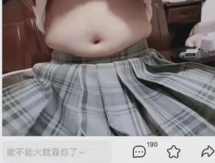 看电影第一次碰到这么大胆的姑娘,你们说我该怎样提醒她? 看电影第一次碰到这么大胆的姑娘,你们说我该怎样提醒她?