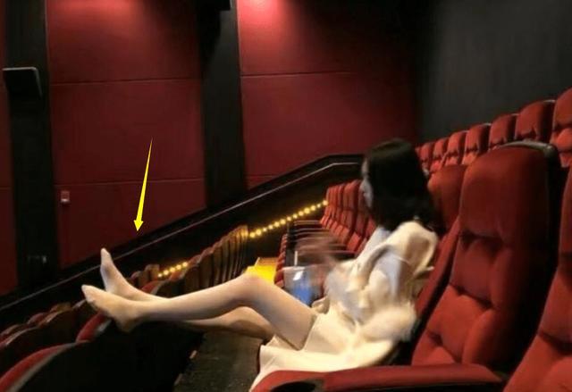 看电影第一次碰到这么大胆的姑娘,你们说我该怎样提醒她? 看电影第一次碰到这么大胆的姑娘,你们说我该怎样提醒她?