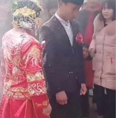“我tm长这么好看,咋没男人撩我?一群没眼光的!”网友神评亮了 “我tm长这么好看,咋没男人撩我?一群没眼光的!”网友神评亮了