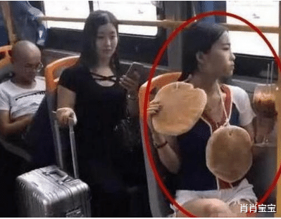姑娘睡姿太霸气了,以为戴着墨镜就没人认出来了吗?哈哈哈太尴尬了 姑娘睡姿太霸气了,以为戴着墨镜就没人认出来了吗?哈哈哈太尴尬了