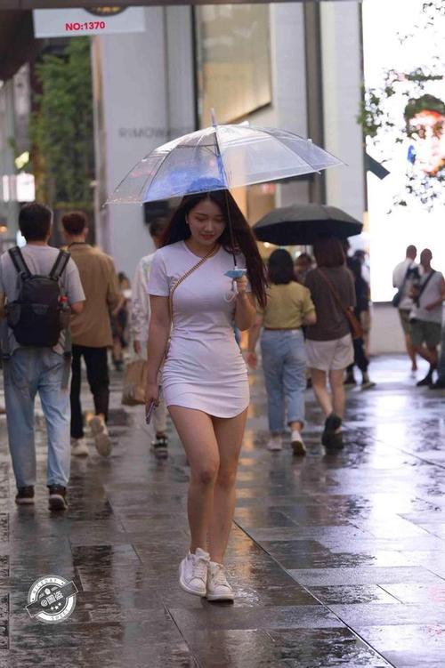 姑娘衣服穿成这样出街,真是有够有勇气呢 姑娘衣服穿成这样出街,真是有够有勇气呢
