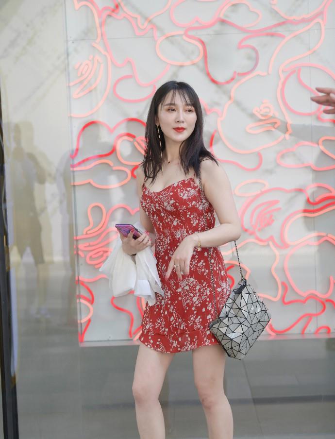 出差回来,看见媳妇穿成这样躺在沙发上等我,这样子谁能扛得住啊 出差回来,看见媳妇穿成这样躺在沙发上等我,这样子谁能扛得住啊