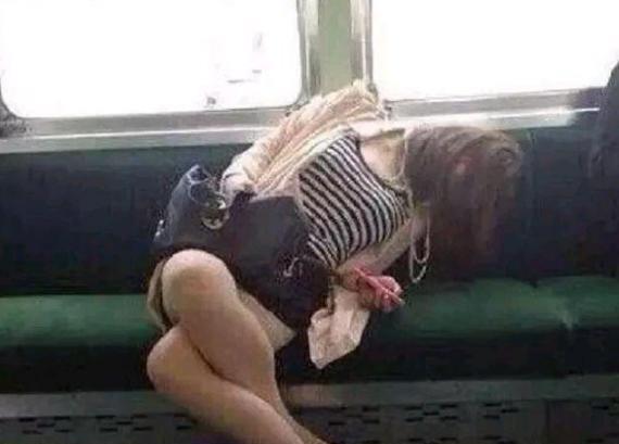 女同事穿成这样帮我打扫卫生，上面连护甲也不穿，都漏了哈哈