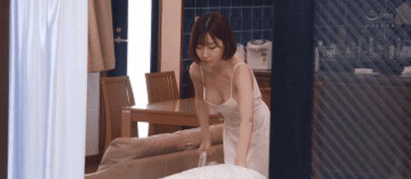 女同事穿成这样帮我打扫卫生，上面连护甲也不穿，都漏了哈哈