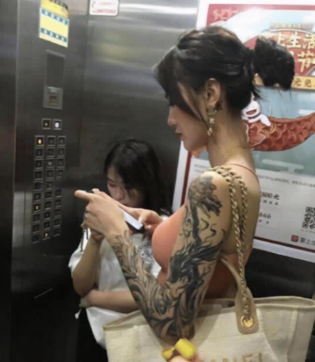妹子胆子真大,敢穿透视装出门,你不怕被人看到会脸红吗?真尴尬 妹子胆子真大,敢穿透视装出门,你不怕被人看到会脸红吗?真尴尬