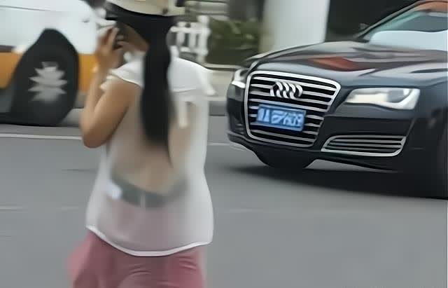 妹子胆子真大,敢穿透视装出门,你不怕被人看到会脸红吗?真尴尬 妹子胆子真大,敢穿透视装出门,你不怕被人看到会脸红吗?真尴尬