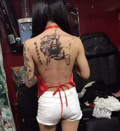 每日一笑:妹子,你才多大啊,你看你背后的纹身,公婆不被气死啊 每日一笑:妹子,你才多大啊,你看你背后的纹身,公婆不被气死啊