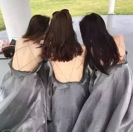 每日一笑:妹子,你才多大啊,你看你背后的纹身,公婆不被气死啊 每日一笑:妹子,你才多大啊,你看你背后的纹身,公婆不被气死啊