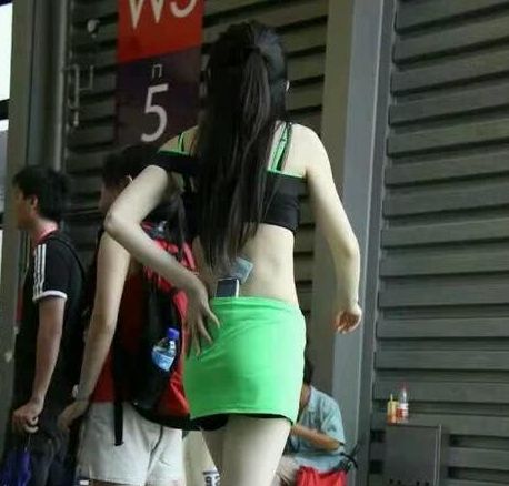 每日一笑:妹子,你才多大啊,你看你背后的纹身,公婆不被气死啊 每日一笑:妹子,你才多大啊,你看你背后的纹身,公婆不被气死啊