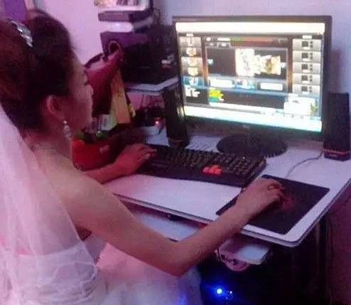 每日一笑:妹子,你才多大啊,你看你背后的纹身,公婆不被气死啊 每日一笑:妹子,你才多大啊,你看你背后的纹身,公婆不被气死啊