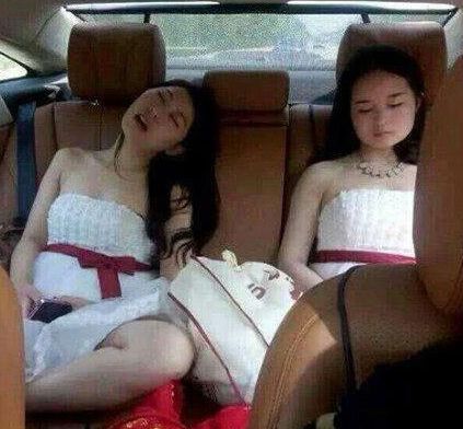 每日一笑:妹子,你才多大啊,你看你背后的纹身,公婆不被气死啊 每日一笑:妹子,你才多大啊,你看你背后的纹身,公婆不被气死啊