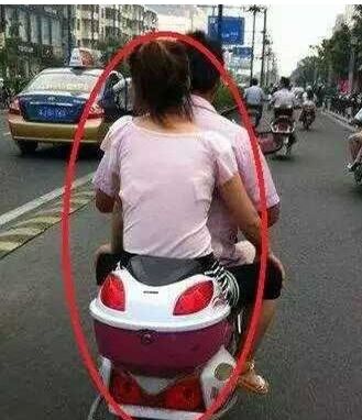 每日一笑:妹子,你才多大啊,你看你背后的纹身,公婆不被气死啊 每日一笑:妹子,你才多大啊,你看你背后的纹身,公婆不被气死啊