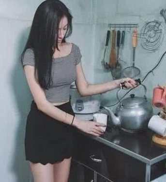 每日一笑:妹子,你才多大啊,你看你背后的纹身,公婆不被气死啊 每日一笑:妹子,你才多大啊,你看你背后的纹身,公婆不被气死啊
