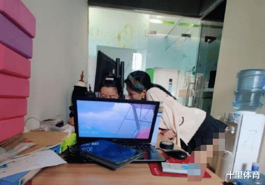 “出差在外,让儿子拍一张媳妇照片,都12点了还不起床”哈哈哈哈哈哈 “出差在外,让儿子拍一张媳妇照片,都12点了还不起床”哈哈哈哈哈哈