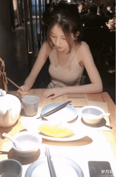 带相亲妹子来吃饭,这颜值,菜单可以给她随便点吗?哈哈哈 带相亲妹子来吃饭,这颜值,菜单可以给她随便点吗?哈哈哈