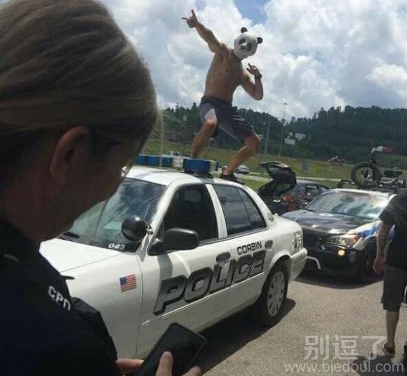 站在车上的哥们。。
