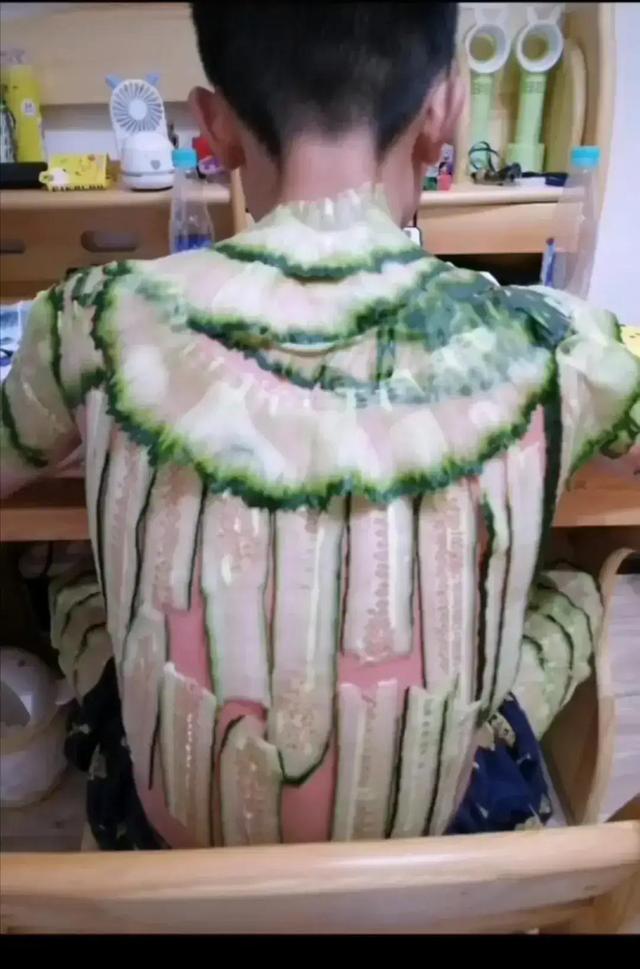 神回复:穿这样的衣服上街你真的不怕走光吗? 神回复:穿这样的衣服上街你真的不怕走光吗?