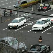 在路上方便的女生。
