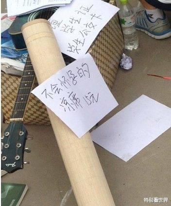 “在合租女室友的桌子上发现个塑胶棒.....”哈哈哈哈，试试能不能充电！