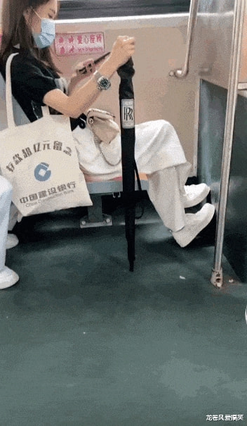 “本想上去搭讪,兄弟告诉我她手上拿的是我30年的工资,我懵了!”哈哈哈 “本想上去搭讪,兄弟告诉我她手上拿的是我30年的工资,我懵了!”哈哈哈