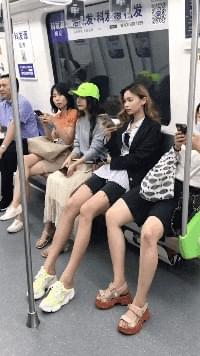 “现在的女孩子营养过剩啊,长得再漂亮也不敢去搭讪啊!”哈哈哈哈哈哈! “现在的女孩子营养过剩啊,长得再漂亮也不敢去搭讪啊!”哈哈哈哈哈哈!