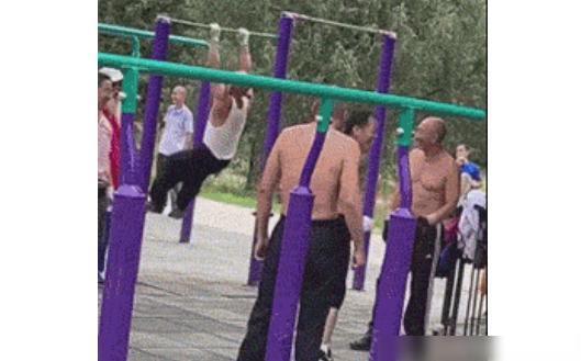 据说这是程序员公司的团建活动现场……哈哈哈哈,不全都是秃子 据说这是程序员公司的团建活动现场……哈哈哈哈,不全都是秃子