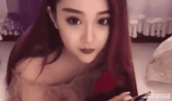 “姑娘,在火车上还是盖好被子吧,里面都让对面看到了” “姑娘,在火车上还是盖好被子吧,里面都让对面看到了”
