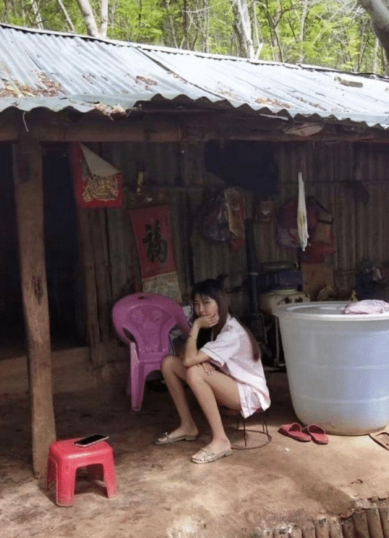 “姑娘,在火车上还是盖好被子吧,里面都让对面看到了” “姑娘,在火车上还是盖好被子吧,里面都让对面看到了”