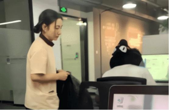 “公司新来的保洁阿姨,侧颜太惊艳了!”这是在体验生活哈哈哈 “公司新来的保洁阿姨,侧颜太惊艳了!”这是在体验生活哈哈哈