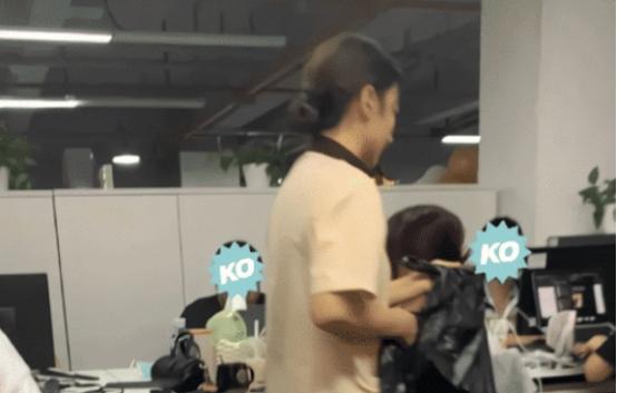 “公司新来的保洁阿姨,侧颜太惊艳了!”这是在体验生活哈哈哈 “公司新来的保洁阿姨,侧颜太惊艳了!”这是在体验生活哈哈哈