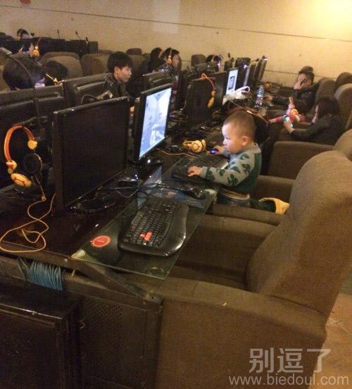 玩游戏的小孩。。
