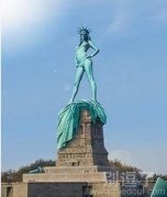 美国自由女神真性感，天越来越热了。