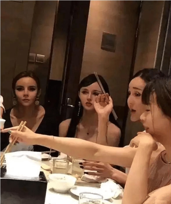 “大哥啊,算我求求你了,自首吧,别再侮辱我们的智商了”神评绝了哈哈哈 “大哥啊,算我求求你了,自首吧,别再侮辱我们的智商了”神评绝了哈哈哈