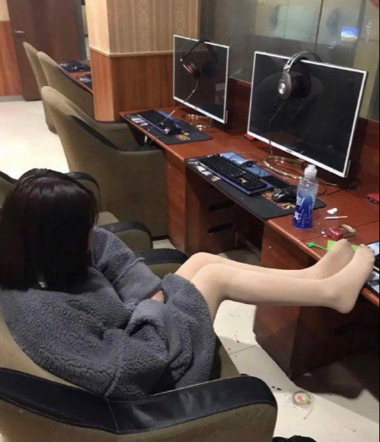 “妹子,请把你的腿放下去,会影响到周围人打游戏的”哈哈哈 “妹子,请把你的腿放下去,会影响到周围人打游戏的”哈哈哈