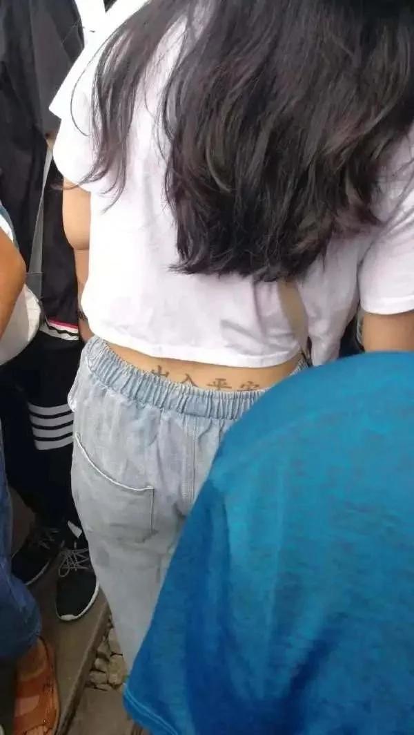 “妹子,请把你的腿放下去,会影响到周围人打游戏的”哈哈哈 “妹子,请把你的腿放下去,会影响到周围人打游戏的”哈哈哈