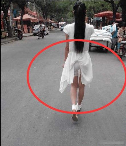 “妹子,请把你的腿放下去,会影响到周围人打游戏的”哈哈哈 “妹子,请把你的腿放下去,会影响到周围人打游戏的”哈哈哈