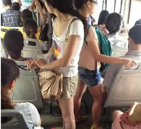 姑娘,公交车上睡觉也不知道小心点,亮点都被一旁的小伙给看光了 姑娘,公交车上睡觉也不知道小心点,亮点都被一旁的小伙给看光了