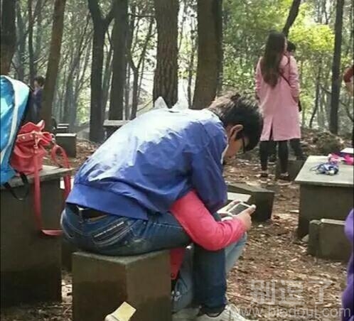 看样子这对情侣长在一起了