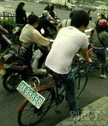 奔驰车，牛逼车牌，亮瞎眼！