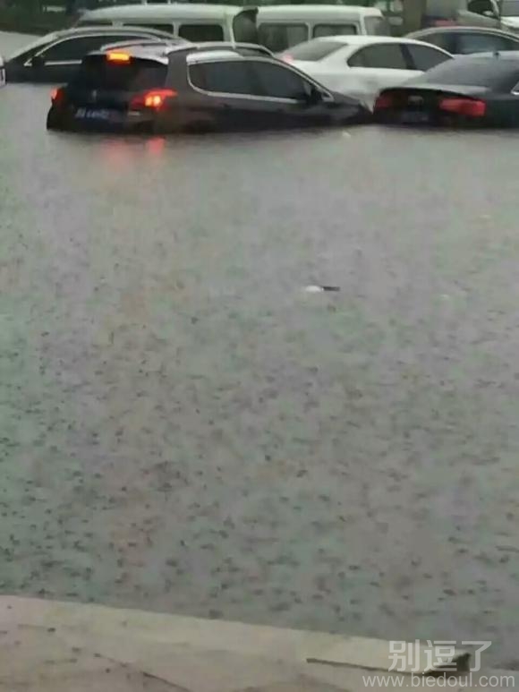 大雨连绵下的世界