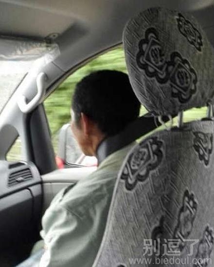 在系安全带的人。