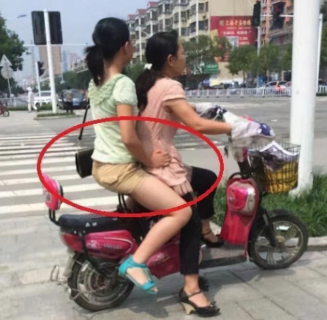 “女孩们以后穿裙子一定要注意点坐姿呀，这也太尴尬了！”哈哈哈哈