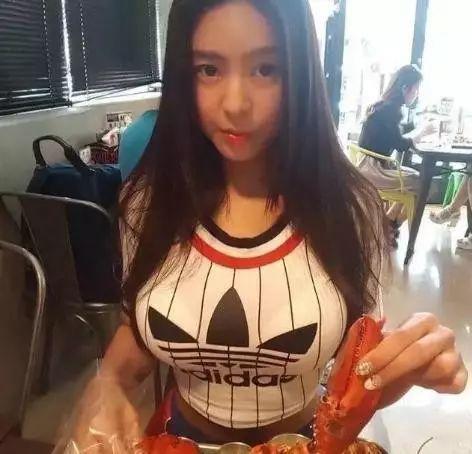 爆笑段子:我家狗去厨房偷菜,偷了一个青尖椒,发现以后叼着就跑 爆笑段子:我家狗去厨房偷菜,偷了一个青尖椒,发现以后叼着就跑
