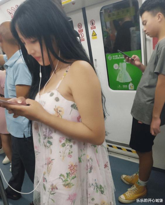 “情侣之间如何跨过屎尿屁的坎?第2位网友说的很接地气啊!”哈哈哈哈~ “情侣之间如何跨过屎尿屁的坎?第2位网友说的很接地气啊!”哈哈哈哈~
