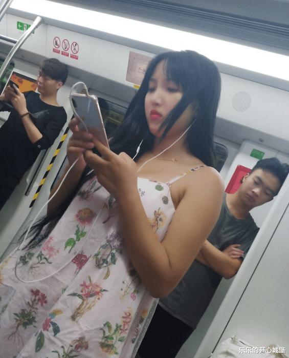 “情侣之间如何跨过屎尿屁的坎?第2位网友说的很接地气啊!”哈哈哈哈~ “情侣之间如何跨过屎尿屁的坎?第2位网友说的很接地气啊!”哈哈哈哈~